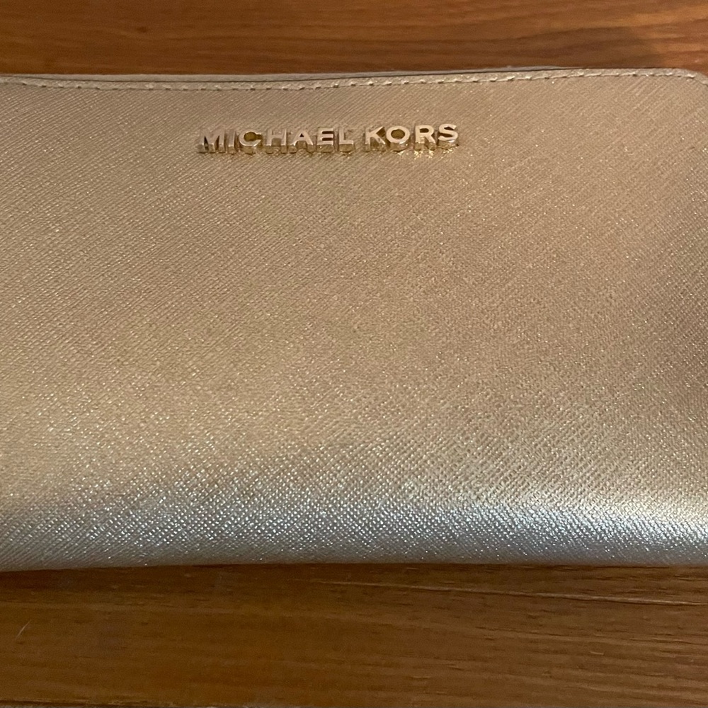 Michael Kors wallet. In very good condition.
